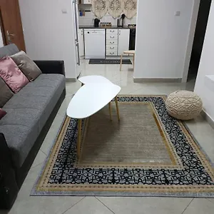 Lora's דירה