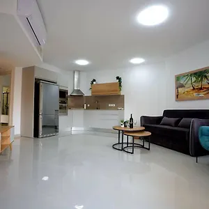 Shalom's Place 2 דירה